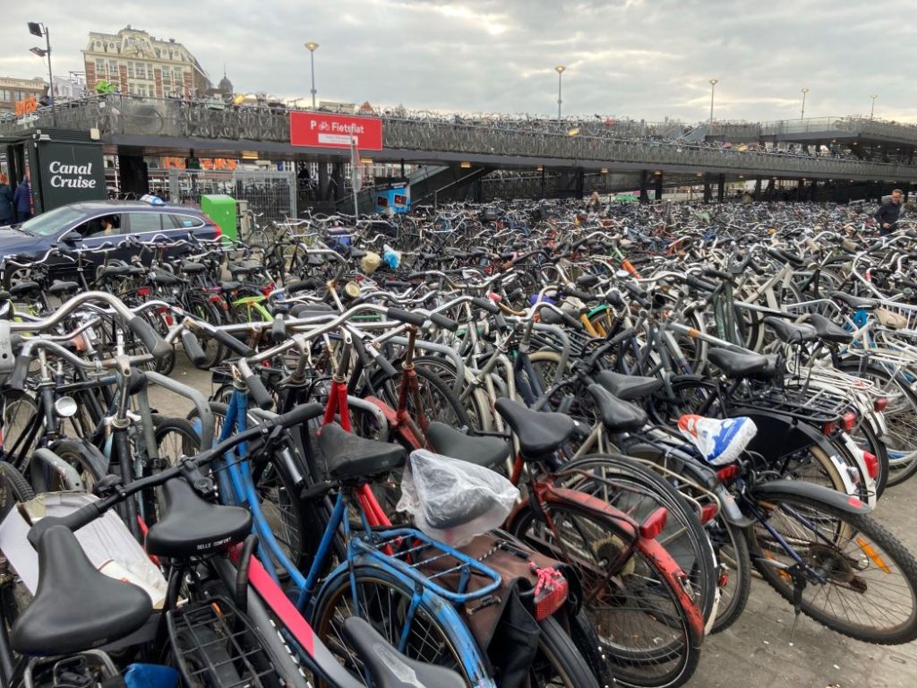 Fahrräder am Hauptbahnhof in Amsterdam